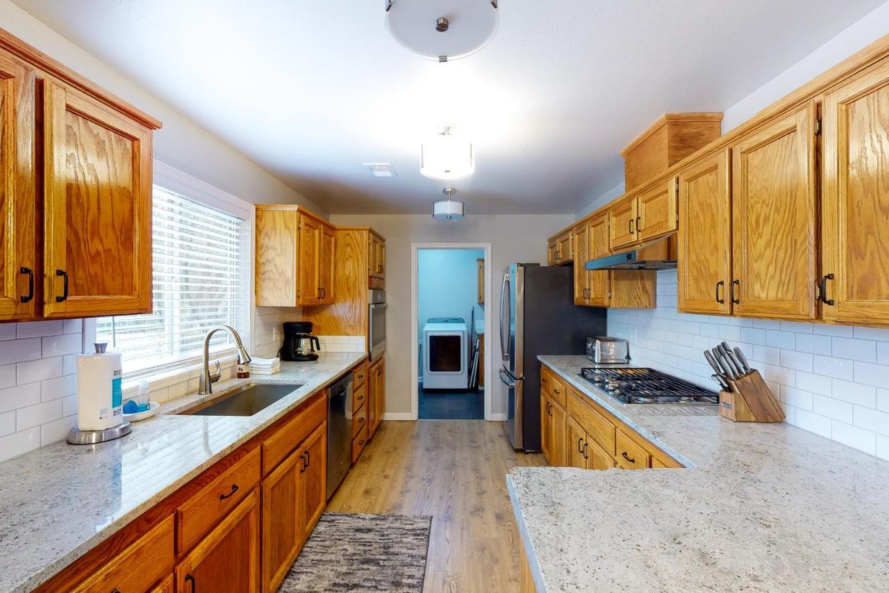 Pine Place Oakhurst Bagian luar foto