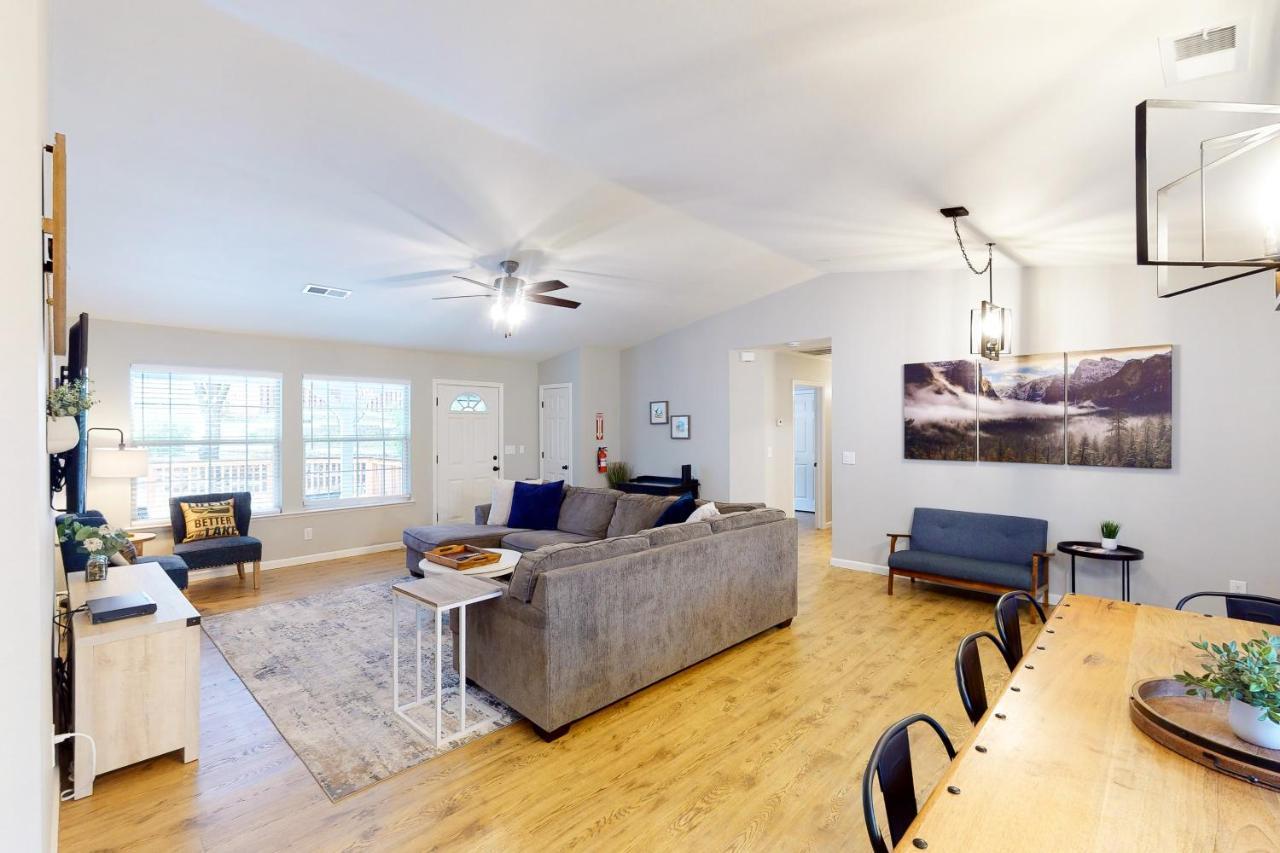 Pine Place Oakhurst Bagian luar foto