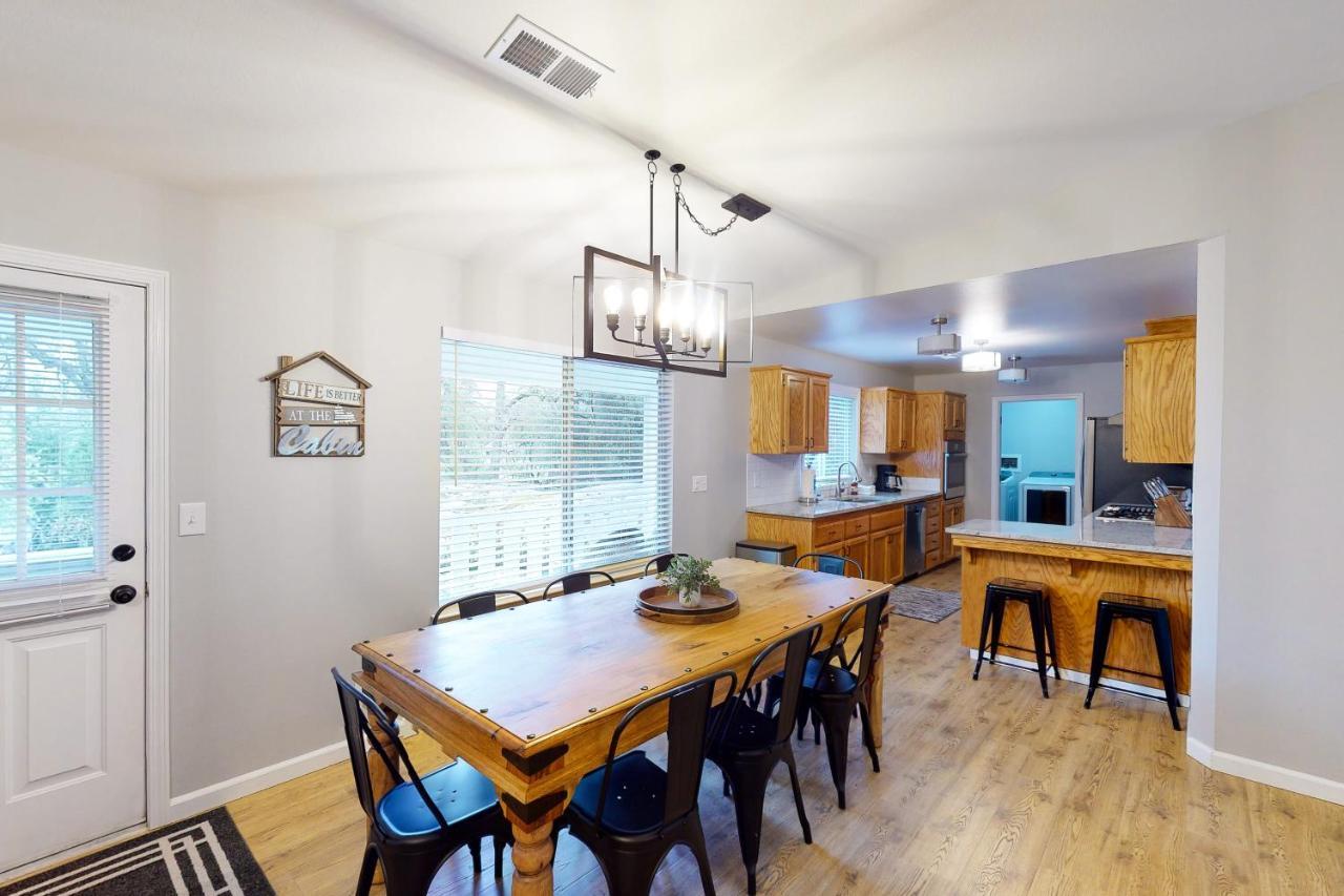 Pine Place Oakhurst Bagian luar foto