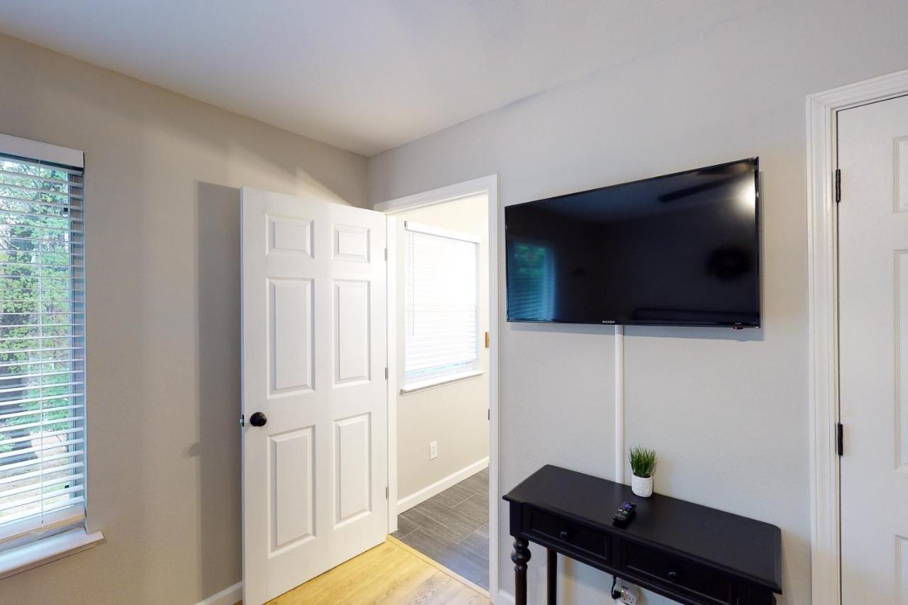 Pine Place Oakhurst Bagian luar foto